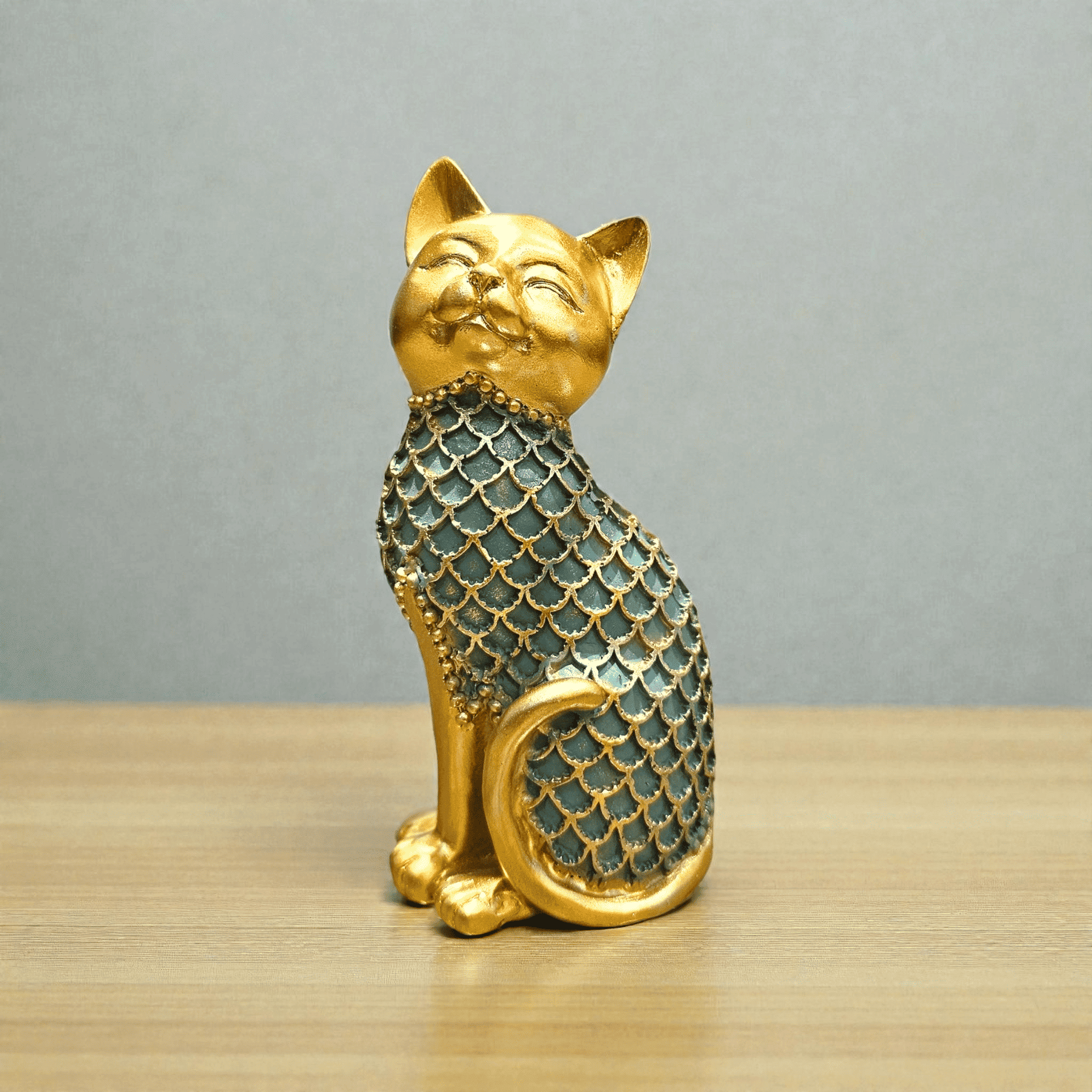 Gold & teal cat
